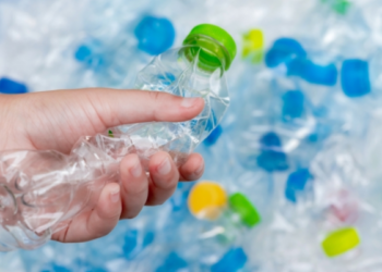 Mokslininkai rado būdą plastiko šiukšles paversti naudinga acto rūgštimi: revoliucija ar apgaulė?