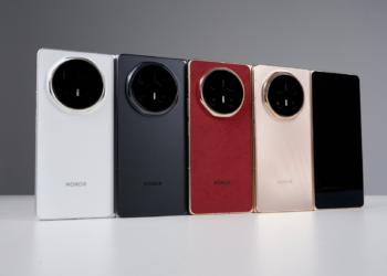 „HONOR“ smogia „Samsung“: naujasis flagmanas stebina baterija ir tvirtumu