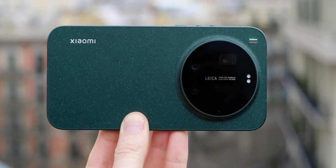 Naujasis „Xiaomi 17 Ultra“ rankose: kamera žavi, bet ar pavyks jį nusipirkti?