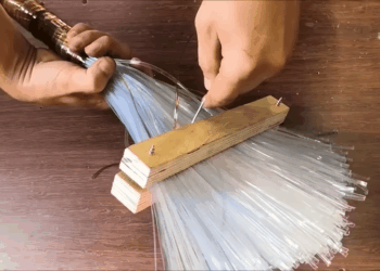 Neišmeskite plastikinio butelio: štai kaip jį paversti tvirta šluota