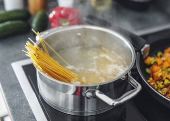 Nedarykite šios klaidos su makaronais: vienas triukas nukošiant vandenį pakeis jūsų gaminimą