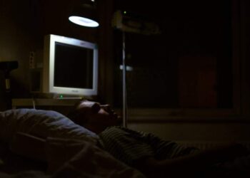 Užmiegate su įjungtu televizoriumi? Ekspertai perspėja apie galimą pavojų smegenims