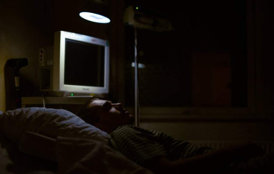 Užmiegate su įjungtu televizoriumi? Ekspertai perspėja apie galimą pavojų smegenims