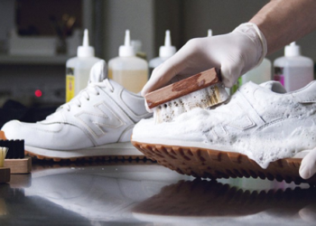 Net ekspertai stebisi: šis pigus triukas baltus sportinius batelius paverčia lyg naujais