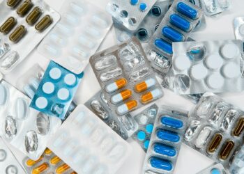Nuo atsitiktinio pelėsio iki superbakterijų: antibiotikų istorija ir jos kaina