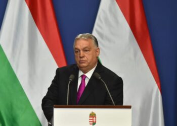 Orbano strategija: kaip Vengrijos premjeras siekia pasinaudoti Irano karo sukeltu naftos kainų šoku rinkimų kontekste