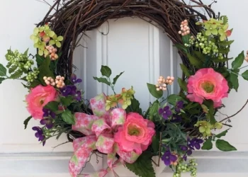 Pavasarinis vainikas iš vytelių: stilinga namų puošmena, kurią pasigaminsite patys