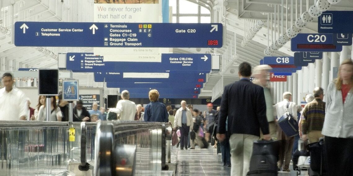 Keleiviai nesupranta: kodėl JAV oro uostas uždraudė kroksus ir pižamas?