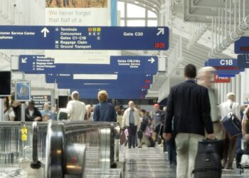 Keleiviai nesupranta: kodėl JAV oro uostas uždraudė kroksus ir pižamas?