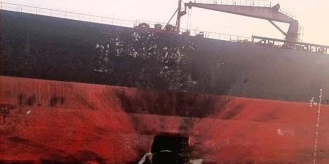 Persijos įlankoje – beprecedentė ataka: Iranas pirmą kartą smogė tankeriui jūrų dronu