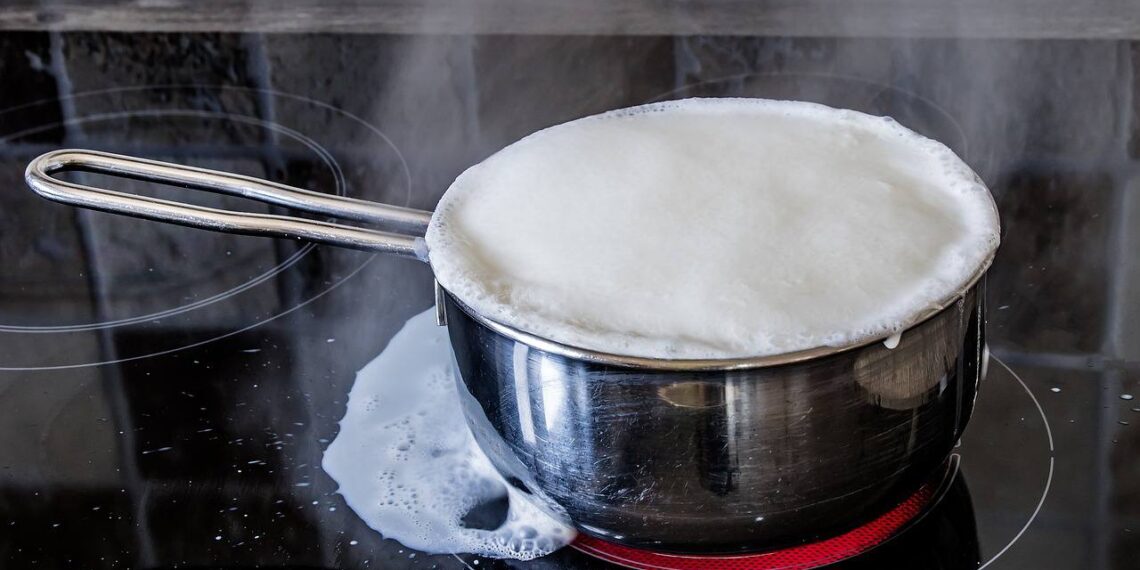 Pienas daugiau nebėgs iš puodo: paprastas triukas, kuris išgelbės viryklę