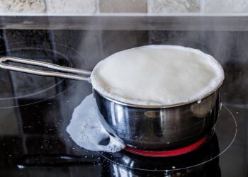 Pienas daugiau nebėgs iš puodo: paprastas triukas, kuris išgelbės viryklę