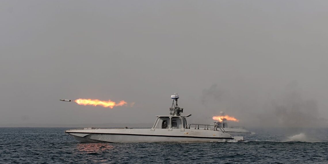 Pirmasis smūgis tanklaiviui Hormūzo sąsiauryje: Omanas atskleidė nerimą keliančias detales