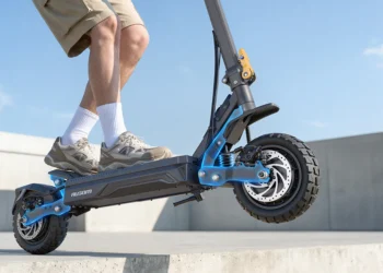 Naujos kartos elektrinis paspirtukas: bekamerės padangos ir diskiniai stabdžiai žada daugiau saugumo