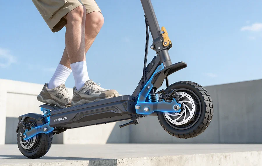 Naujos kartos elektrinis paspirtukas: bekamerės padangos ir diskiniai stabdžiai žada daugiau saugumo