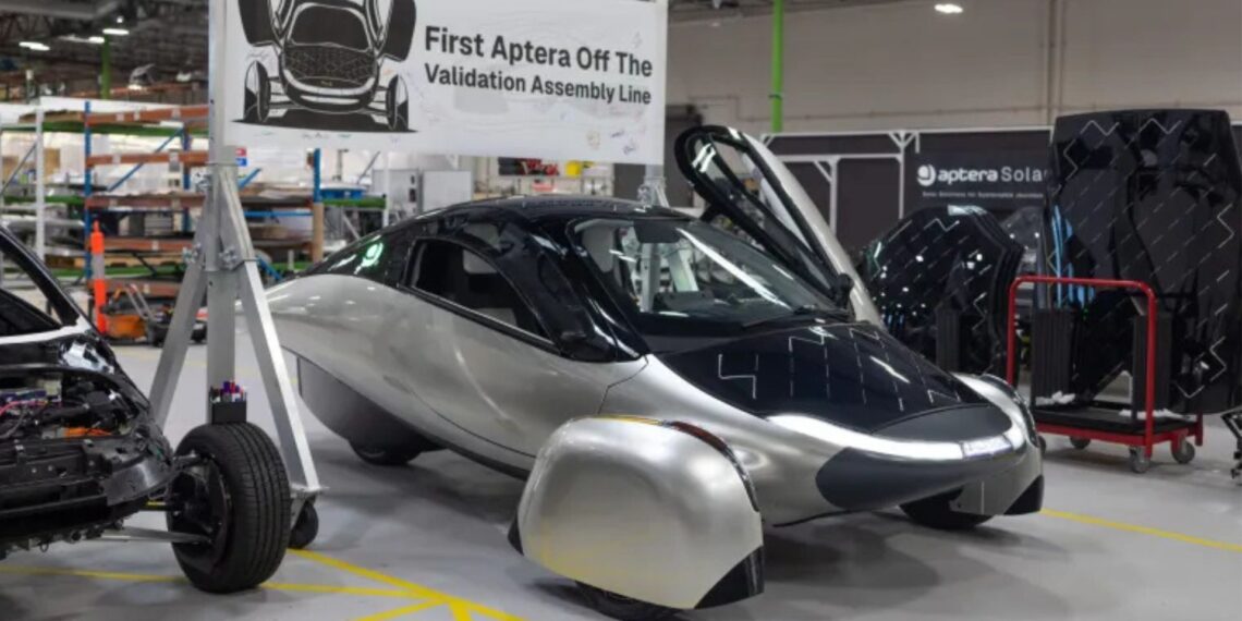 JAV pristatytas „Aptera“: elektromobilis, galintis važiuoti naudodamas saulės energiją