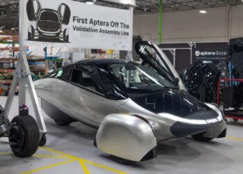 JAV pristatytas „Aptera“: elektromobilis, galintis važiuoti naudodamas saulės energiją