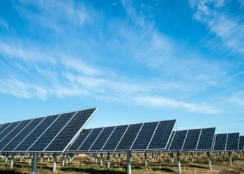 Saulės energetikos proveržis: naujas kristalizacijos triukas pakėlė efektyvumą iki 23 %