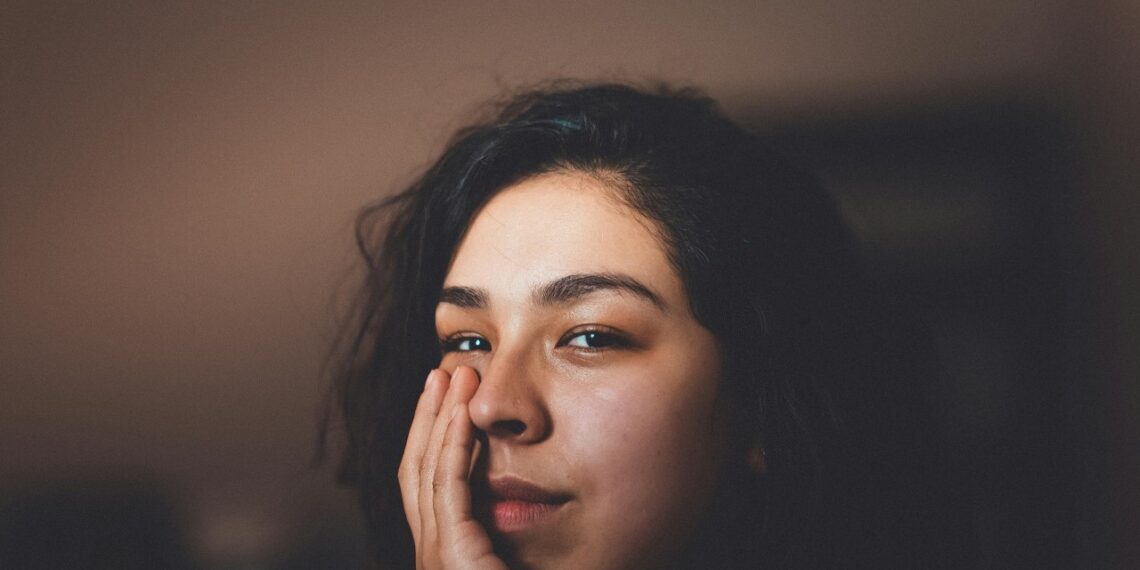 Šaukštas kavos po akimis? Ši namų kaukė gali atgaivinti pavargusį žvilgsnį