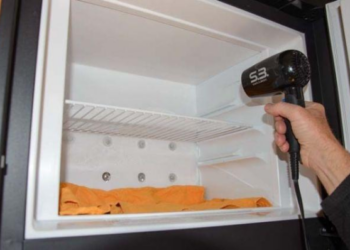 Pavojinga klaida virtuvėje: šitaip atitirpinant šaldytuvą gali kilti gaisras