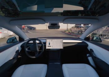 „Tesla“ savavaldžiai automobiliai jau įveikė 8 mlrd. mylių: ką tai reiškia kelių ateičiai?