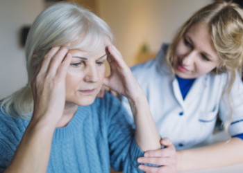 Mokslininkų įspėjimas: prastėjanti klausa gali būti susijusi su didesne demencijos rizika