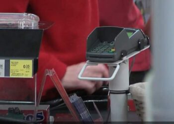 „Kas tai pirks?“ – pirkėjas Latvijoje nustebo pamatęs kainas parduotuvėje