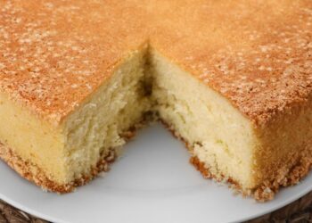 Paprastas triukas biskvitui: vienas ingredientas padės jam išlikti puriam ir drėgnam