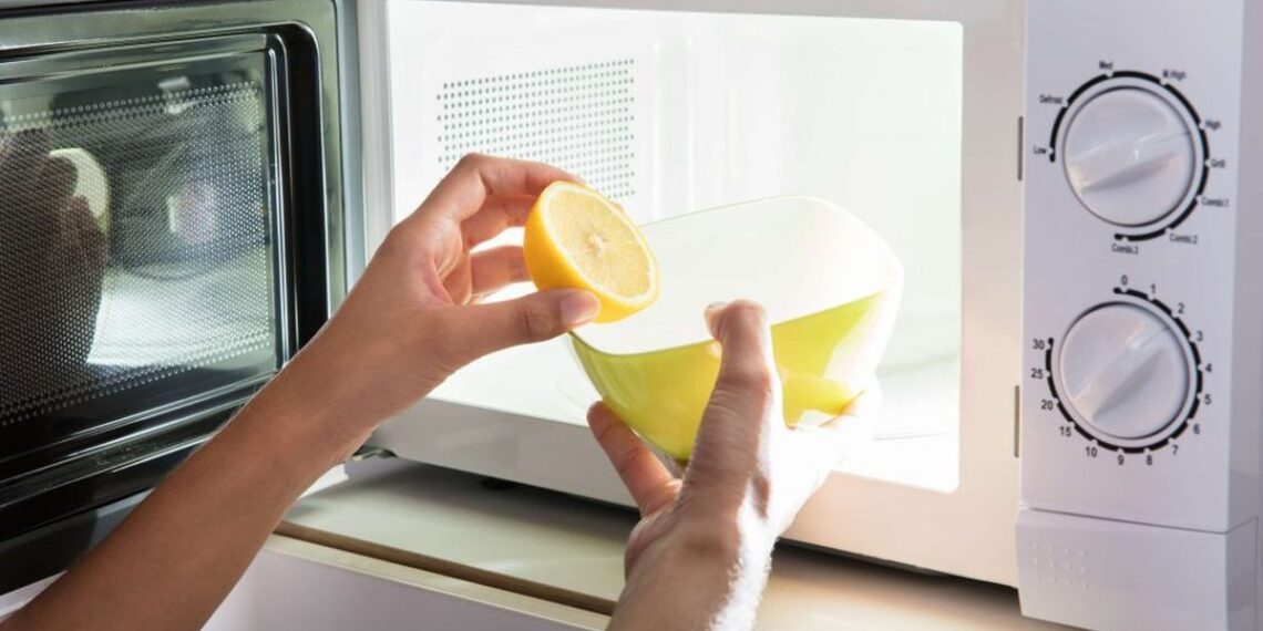 Sudžiūvusi citrina gali praversti: paprastas 5 min. triukas mikrobangei išvalyti