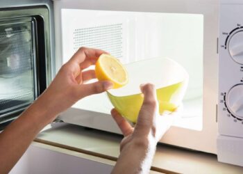 Sudžiūvusi citrina gali praversti: paprastas 5 min. triukas mikrobangei išvalyti