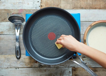 Daugelis net neįtaria: ši klaida gali greitai sugadinti nepridegančią keptuvę