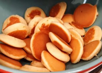 Tik 3 kiaušiniai ir stiklinė miltų: šie mini blyneliai dingsta nuo stalo akimirksniu