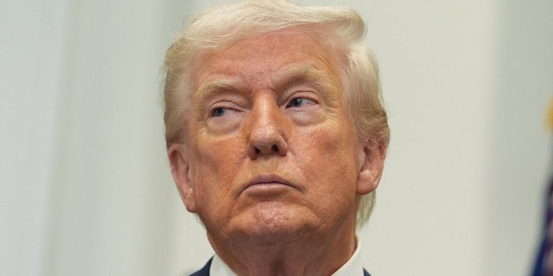 Trumpas žada „sutraiškyti Iraną per keturias savaites“: Pentagonas perspėja apie kruviną operaciją