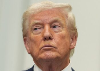 Trumpas žada „sutraiškyti Iraną per keturias savaites“: Pentagonas perspėja apie kruviną operaciją