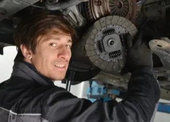 Vairuotojų košmaras: ką daryti, jei sankabos pedalas staiga nugrimzta iki dugno?