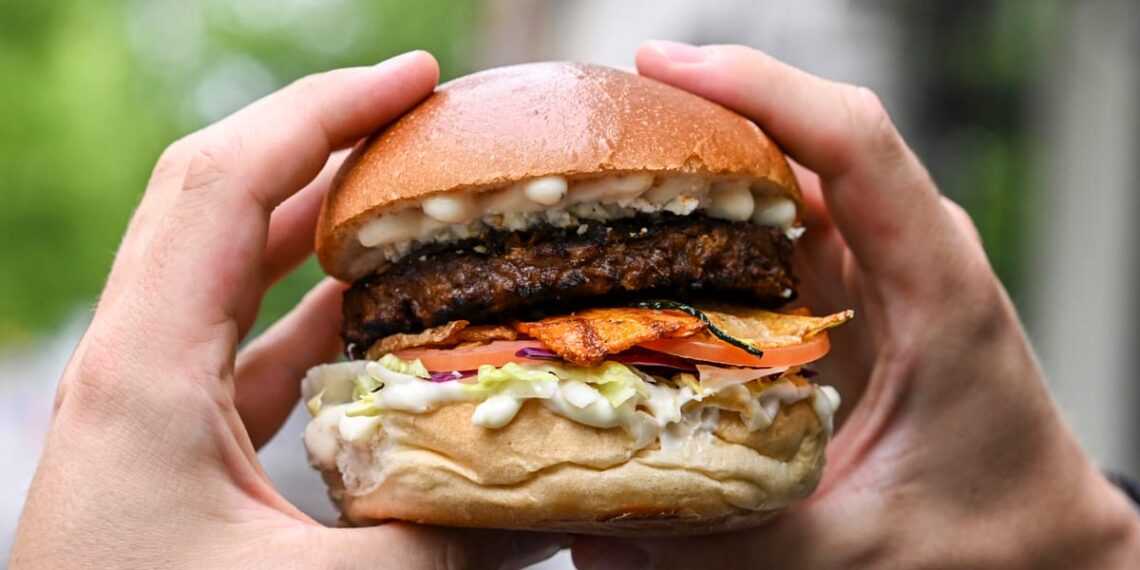 Vegetariški burgeriai populiarėja visame pasaulyje: kodėl laboratorinė mėsa vis dar stringa?