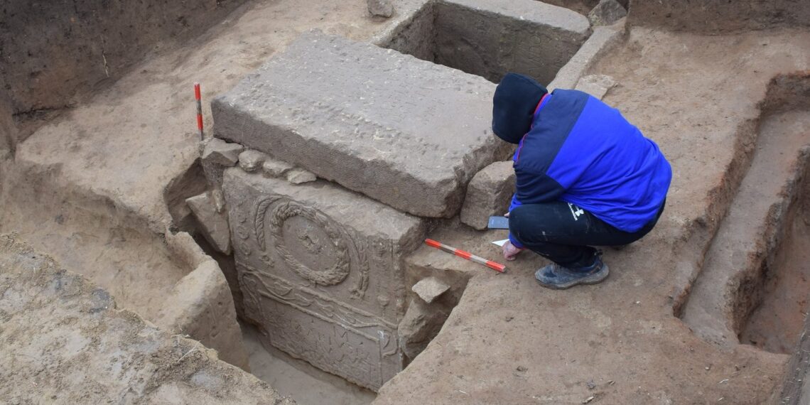 Vėtra išvertė medį ir atskleidė paslaptį: rastas romėnų centuriono kapas