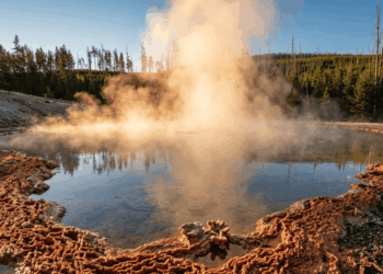 Mokslininkai sunerimę: Jeloustoune vėl suaktyvėjo rūgštinis geizeris „Echinus“